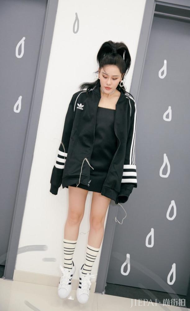 Ԭ�ά��ɫ����ȹ���͸�����£��⳱��һ���˲�����